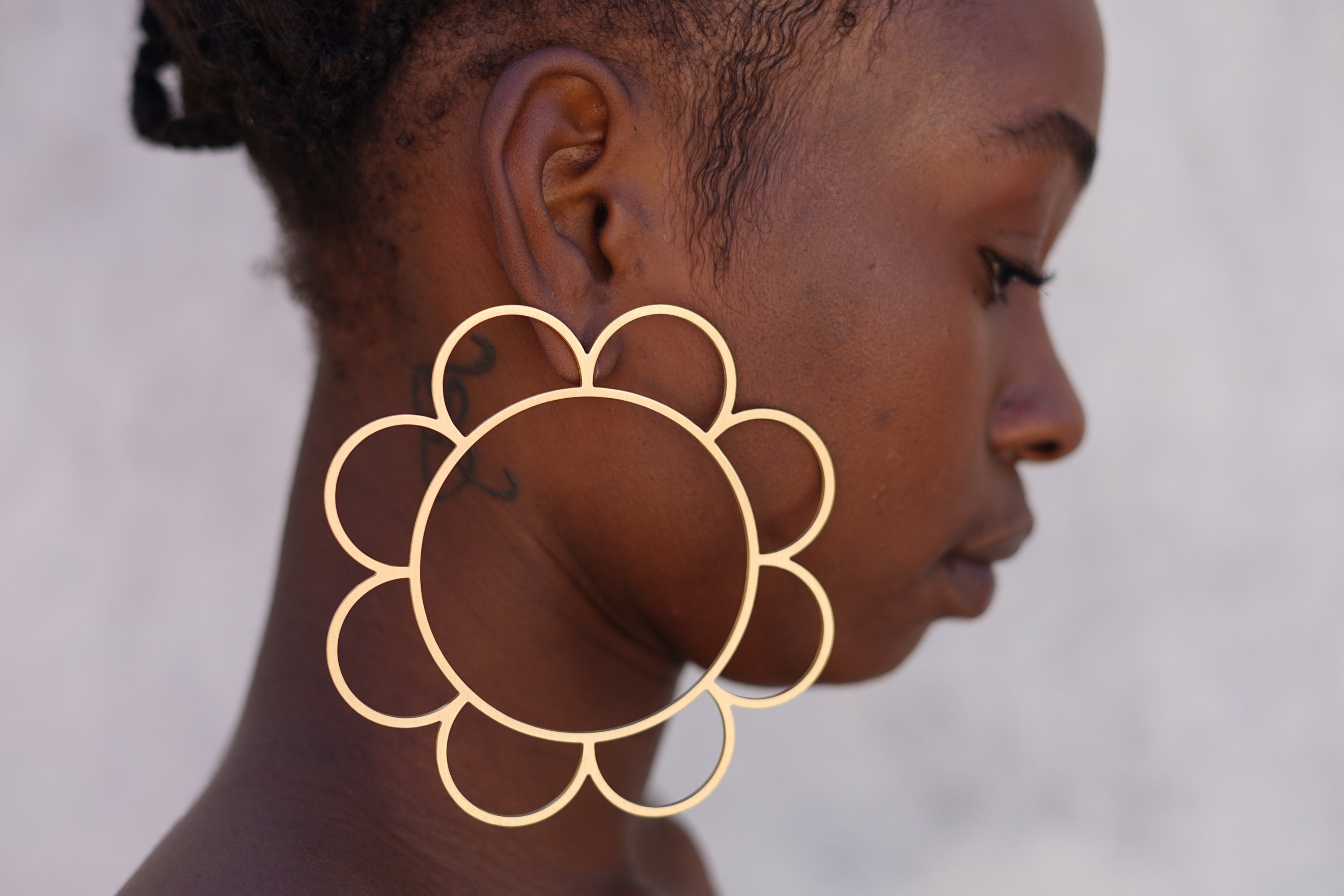 Boucles D'Oreilles Africaines En Bois Multicolore - Forme Ronde, Style Pendant - Bijou Neuf Sans Emballage