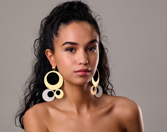 Boucles d'oreilles tendance, boucles d'oreilles africaines, boucles d'oreilles en plexiglas blanc. Boucles d'oreilles design Laka Luka, cadeau pour elle, boucles d'oreilles faites main, boucles d'oreilles en or