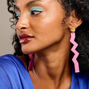 Pendientes acrílicos con espejo en zigzag rosa: joyas geométricas colgantes largas y llamativas, pendientes atrevidos de estilo retro de los 80.