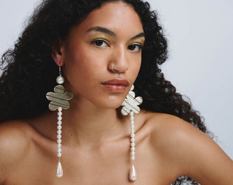 Statement oorbellen met gouden bloemparel: lange oorbellen in vintagestijl