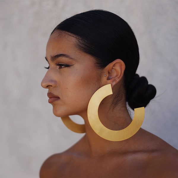 Afrikaanse oorbellen, aangepaste oorbellen grote hoepel oorbellen. Laka Luka ontwerp "Trois Quart" oorbellen, cadeau voor haar, handgemaakte oorbellen