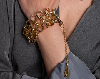 Bracciale a maglie in oro massiccio: gioielli geometrici e vistosi