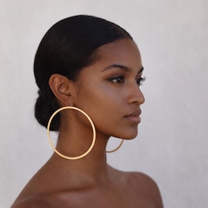 Bold übergroße leichte Gold Creolen, 24K Messing überzogene Ohrringe, handgemachter Statement-Schmuck