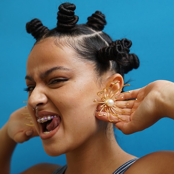 Boucles d’oreilles de fleurs de pissenlit, boucles d’oreilles surdimensionnées, boucles d’oreilles de déclaration, boucles d’oreilles 3D, cadeau pour elle, perles, bijoux de mode, Laka Luka Design