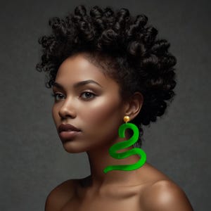 Op de afbeelding: Een felgroene, slangvormige oorbel met een glad, gebogen silhouet en een kleine goudkleurige knopsluiting. De oorbel hangt verticaal en toont een levendige kleur en een kenmerkende, kronkelende vorm die langs de kaaklijn naar beneden valt.