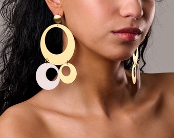 Boucles d'oreilles tendance, boucles d'oreilles africaines, boucles d'oreilles en plexiglas blanc. Boucles d'oreilles design Laka Luka, cadeau pour elle, boucles d'oreilles faites main, boucles d'oreilles en or