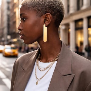 金メッキの長方形ステートメントスタッドイヤリング - 薄型幾何学模様の真鍮製モッドイヤリング、ギフト対応、ハンドメイド