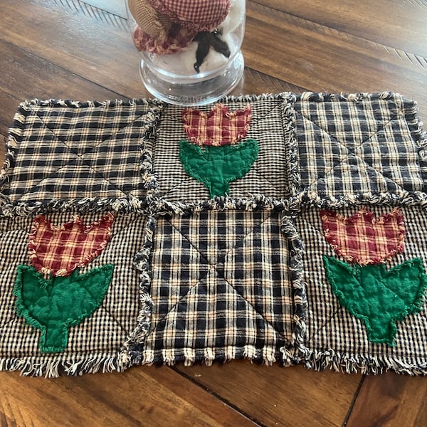 New PriMiTiVe Rag Quilt Black Red green Tulip Spring Farmhouse Country Rustic Folk Centerpiece Candle Mat placemat flower
