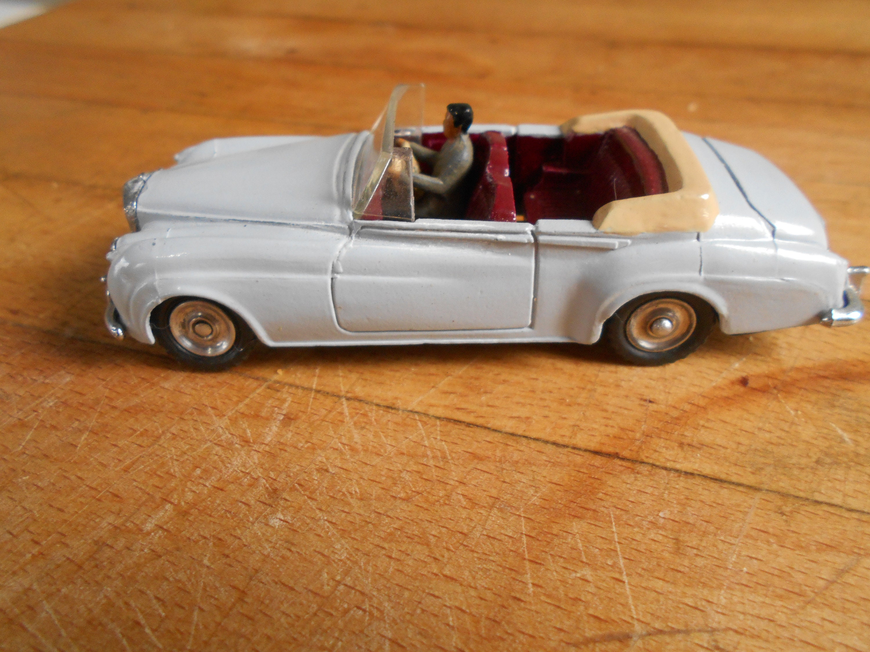 Le coupé Bentley S2 miniature de Dinky Toys France au 1/43e incomplet