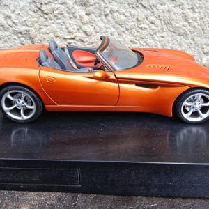 1:18 scale Dodge open top tourer in mint condition.