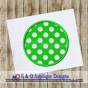 Op de afbeelding: Een groene cirkel met witte stippen, omrand met wit, op een witte achtergrond.