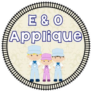 Op de afbeelding: Een ronde, cr&egrave;mekleurige applicatiepatch met een zwarte treinrailsrand. De tekst "E & O Applique" staat in blauwe letters. Drie cartoonfiguren, twee in blauw-wit gestreepte overalls en &eacute;&eacute;n in roze overalls, staan voor de tekst.