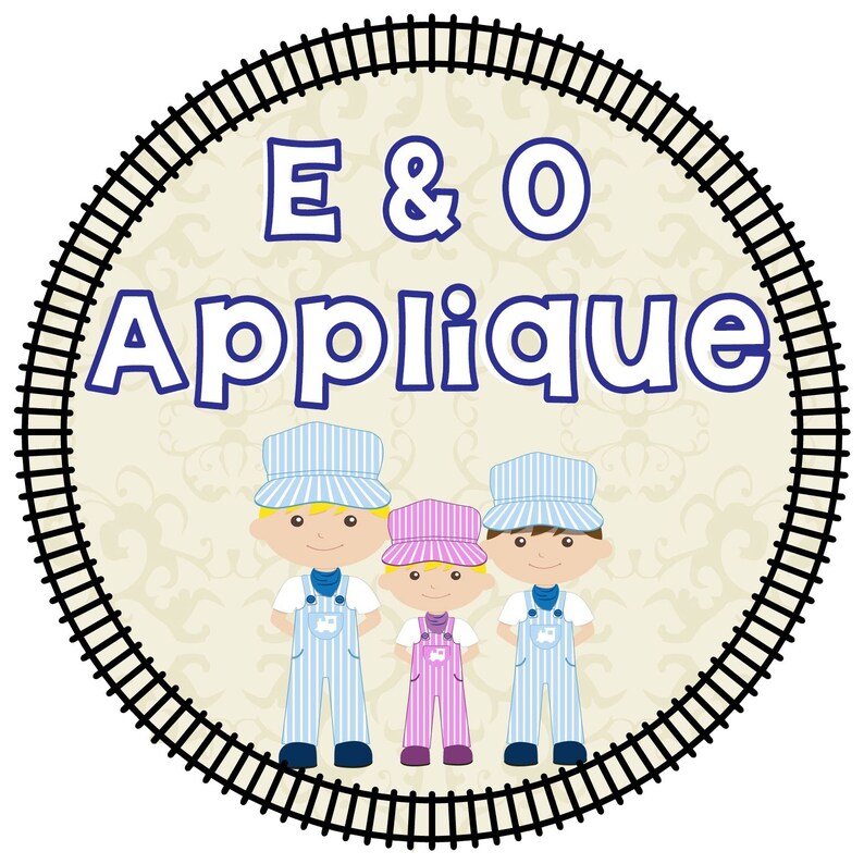 Op de afbeelding: Een ronde, cr&egrave;mekleurige applicatiepatch met een zwarte treinrailsrand. De tekst "E & O Applique" staat in blauwe letters. Drie cartoonfiguren, twee in blauw-wit gestreepte overalls en &eacute;&eacute;n in roze overalls, staan voor de tekst.