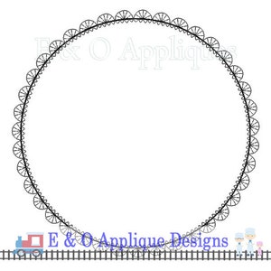 Puede incluir: Contorno en blanco y negro de un c&iacute;rculo con un borde festoneado. El c&iacute;rculo est&aacute; rodeado por una v&iacute;a de tren con un peque&ntilde;o tren en ella. El texto "E & O Applique Designs" est&aacute; debajo del c&iacute;rculo.