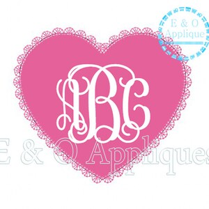 Op de afbeelding: Een roze hart met een witte kantversiering en het monogram "BC" in wit erin. Het hart is op een witte achtergrond met de tekst "E & O Appliques" eronder.