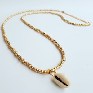 collar colgante de cauri, collar delicado y pequeño, collar en capas, collar de oro simple, gargantilla delicada, despedida de soltera, collar de conchas, boho