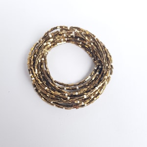 Peut inclure: Un collier de perles de taille pour la taille, également appelé perles de taille ou perles de ventre, est un accessoire traditionnel africain. Les perles sont enfilées sur un cordon fin et sont portées autour de la taille. Elles sont souvent utilisées pour l'ornement, mais elles peuvent également être utilisées à des fins spirituelles ou culturelles.