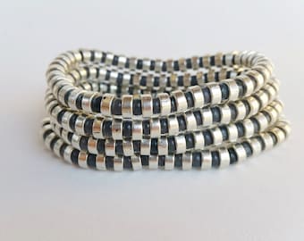 Handgefertigter Schmuck für Frauen, Perlenarmband-Stapel für sie, Stretch-Armband-Set, Stretch-Armbandset mit schwarzen Perlen, Armband-Set mit Lagen-Armbändern
