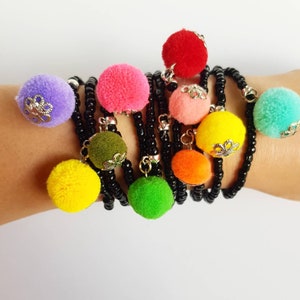pom pom armband, boho armband, stapelbare armband, zwarte sieraden, poms boho sieraden, stretching armbanden, vriendschap, vriend, zwarte set