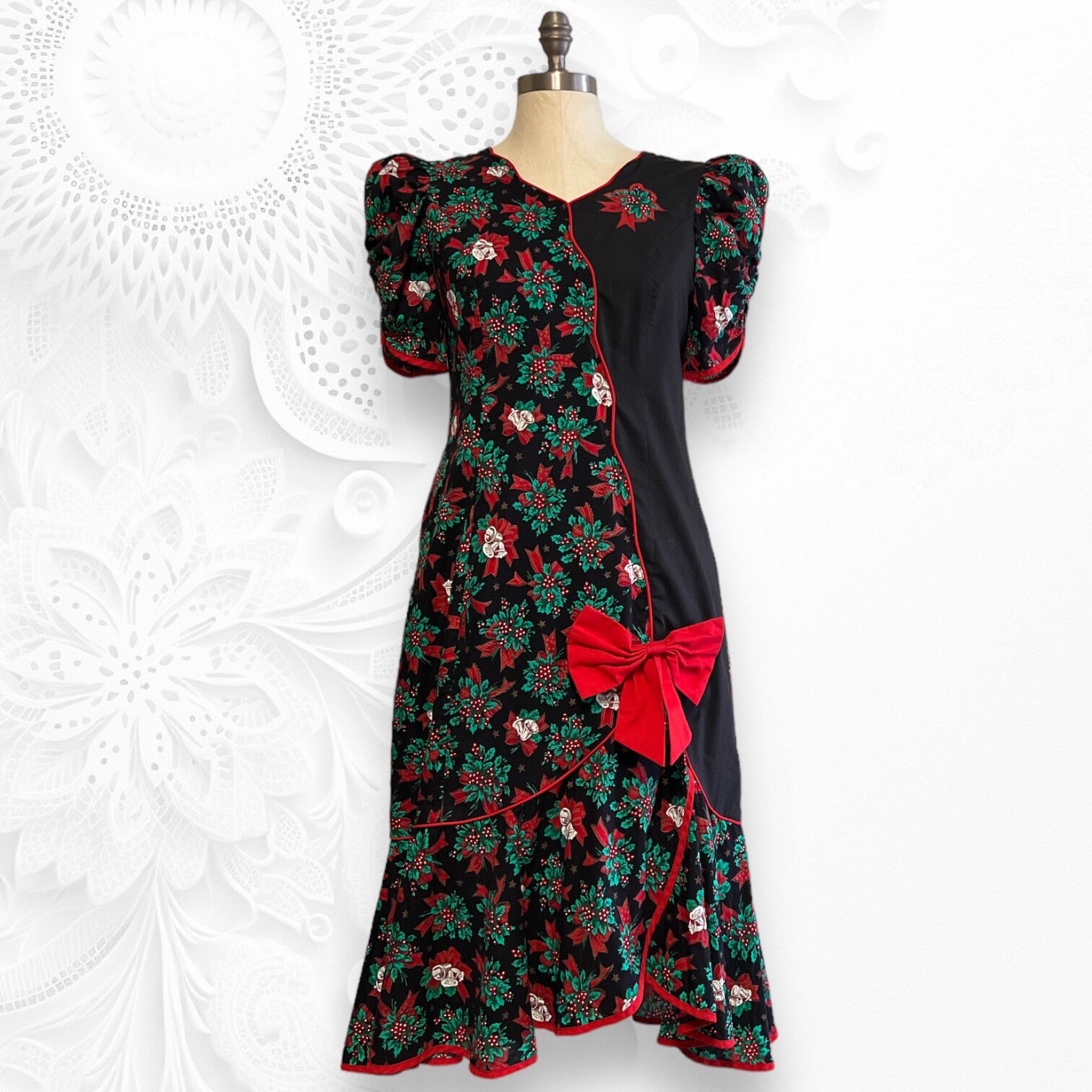 Vintage Hawaiian Christmas Dress Muumuu Holly Leaves Berries and Bells Red  Bow Size 8 Small - Etsy