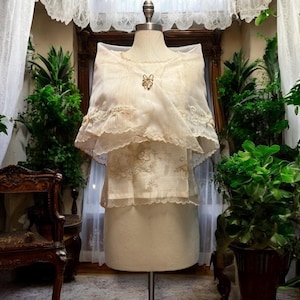 Geborduurde Filipiniana Alamay beige sjaal met verhoogde steek en drie bloemen borduurwerk Maria Clara Pañuelo One Size