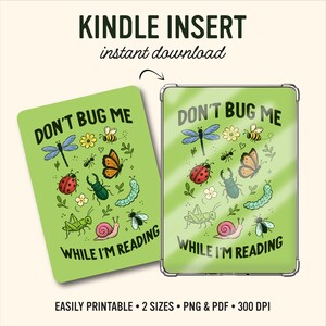 Può includere: Un design per inserto Kindle su sfondo verde chiaro illustrato con libellula, ape, farfalla, coccinella, scarabeo, bruco, cavalletta, lumaca e mosca, con il testo DON'T BUG ME WHILE I'M READING.