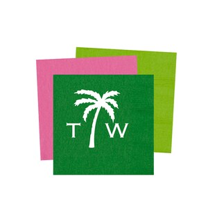 Pode incluir: Guardanapos de papel verdes com borda rosa e verde. Os guardanapos apresentam uma palmeira branca com as iniciais "T W" abaixo.