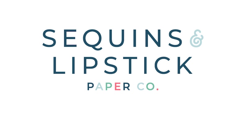 Pu&ograve; includere: Un logo per un'azienda chiamata "Sequins & Lipstick Paper Co.". Il logo &egrave; di colore blu scuro con un simbolo ampersand blu chiaro.
