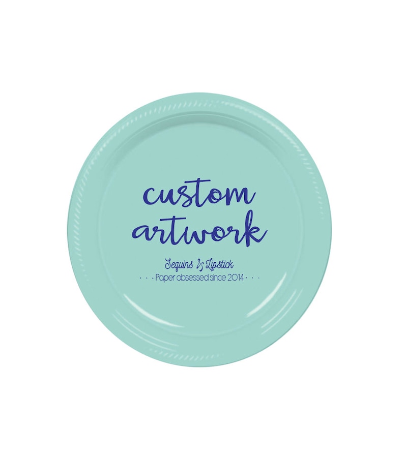 Pu&ograve; includere: Un piatto di plastica blu chiaro con il testo "custom artwork" in blu scuro. Il testo "Sequins & Lipstick - Paper obsessed since 2014 -" &egrave; anche stampato in blu scuro.