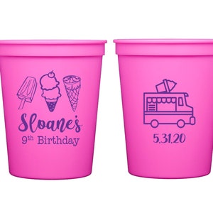 Pode incluir: Dois copos de plástico rosa com um design roxo. Um copo tem um design de cone de sorvete, picolé e xícara de sorvete com o texto "Sloane's 9th Birthday". O outro copo tem um design de caminhão de sorvete com o texto "5.31.20".