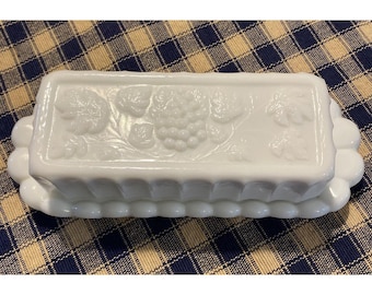 Manteigueira vintage Westmoreland com painéis e tampa em vidro branco leitoso com estampa de uvas