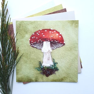 Impression carte postale de champignon vénéneux rouge feutré à l'aiguille.