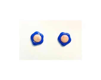Purple Translucent Flower Stud Earrings – Elegant Design