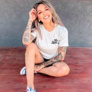 La Jefa T-Shirt, Spanish Tee, Latina Apparel, Gift For Her, Jefa Shirt, Neutral Shirt, Women&#39;s Graphic Tee
