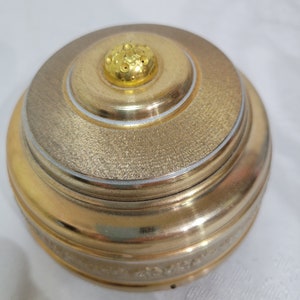 Vintage powder container playing Love is a Many Splenderd Thing