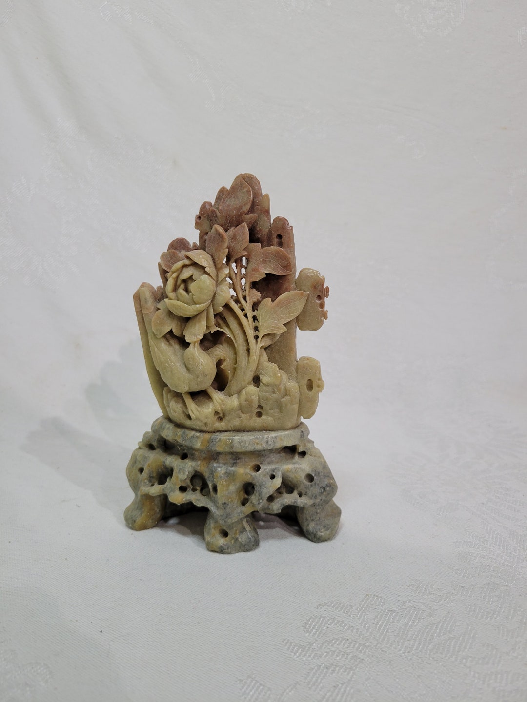 ヴィンテージのアジアン彫刻が施された花柄のソープストーン製小物
