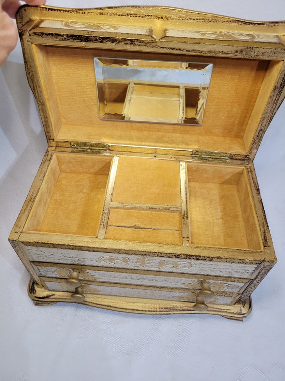 Vintage dresser musical jewelry box Gem