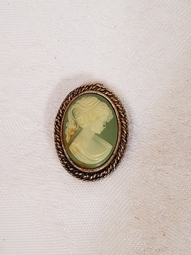 Vintage Peri cameo brooch with a green background and gold | Etsy