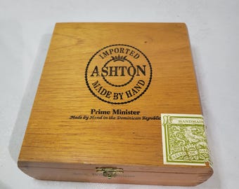 Vintage Ashton wooden cigar box, made in the Dominican Republic