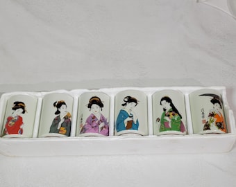 芸者の絵柄が描かれた、未使用のヴィンテージの日本酒/茶碗。