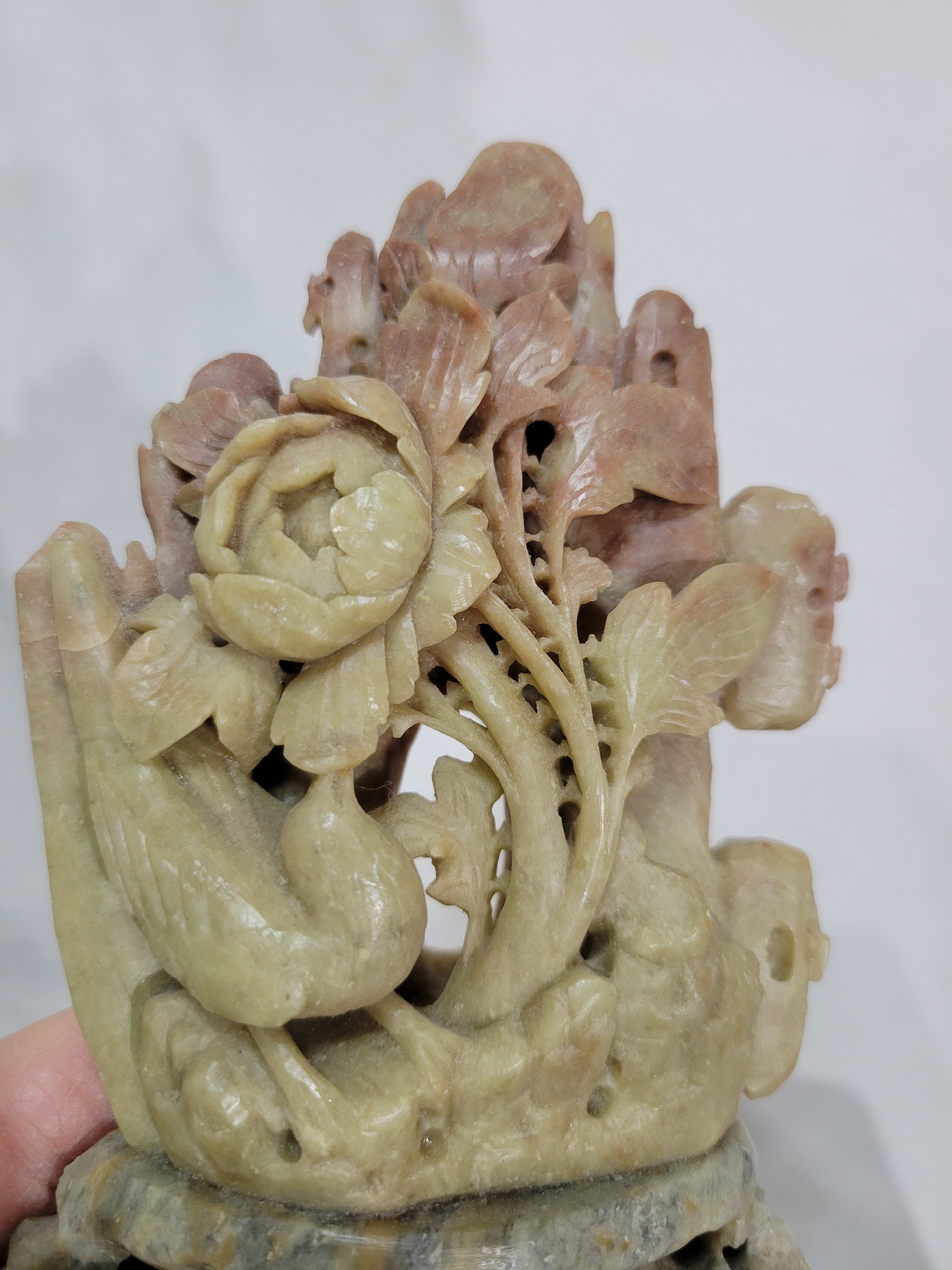 ヴィンテージのアジアン彫刻が施された花柄のソープストーン製小物