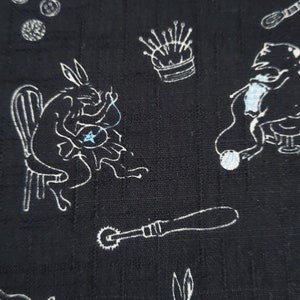 Concert de Choju Jinbutsu. Motif de parchemins d&#39;animaux s&#39;ébattant. Tissu japonais.Tissu japonais en coton.Tissu par demi-mètre ou demi-mètre