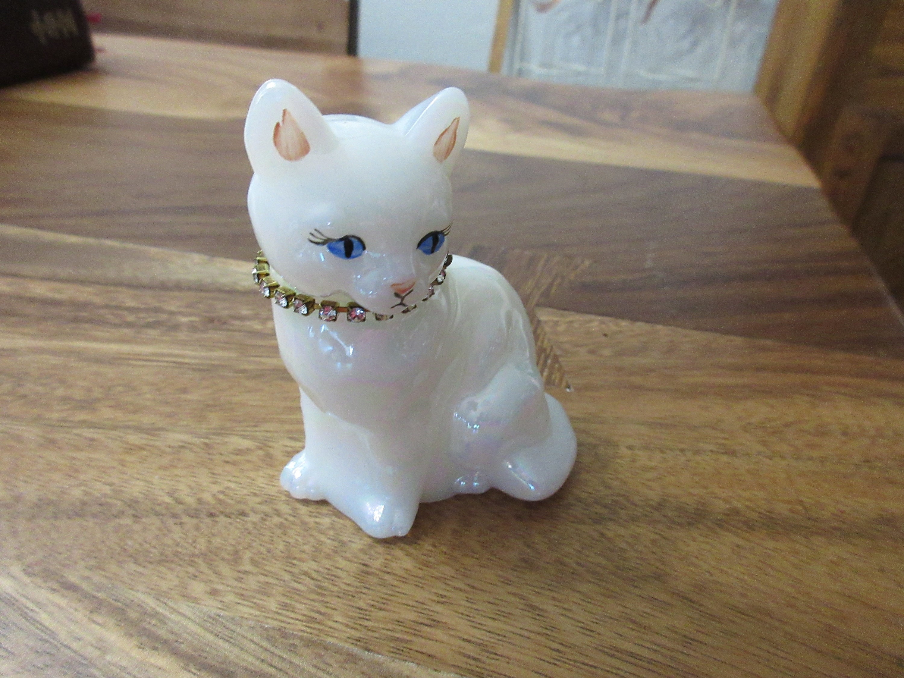 Fentonの猫★ホワイトオパールの猫（fe01＿２) Vintage Fenton White Iridescent Opalescent Hand Painted Cat