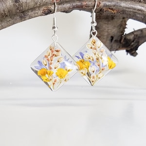 real flower earrings, pressed flower jewelry, handmade earrings, resin earrings, resin jewelry, gift for a friend, unique gift idea for her