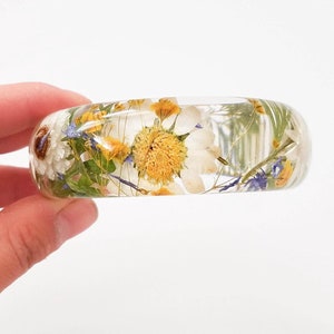 Real flower daisy bracelet, resin bangle, handmade gift for her, pressed flower jewelry, nature gifts, new mom gift, real flower bangle