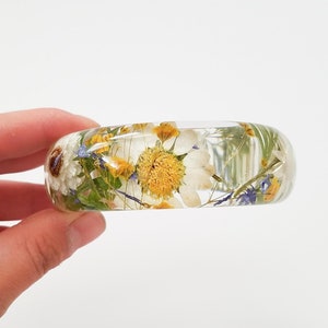 Real flower daisy bracelet, resin bangle, handmade gift for her, pressed flower jewelry, nature gifts, new mom gift, real flower bangle