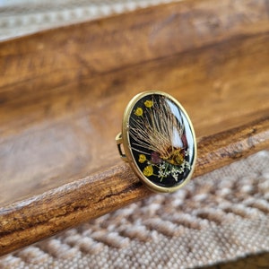 Bague fleur pressée : bijoux botaniques en résine noire