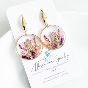 Pressade örhängen i resin med vildblommor - handgjorda botaniska smycken, födelsedagspresent till henne