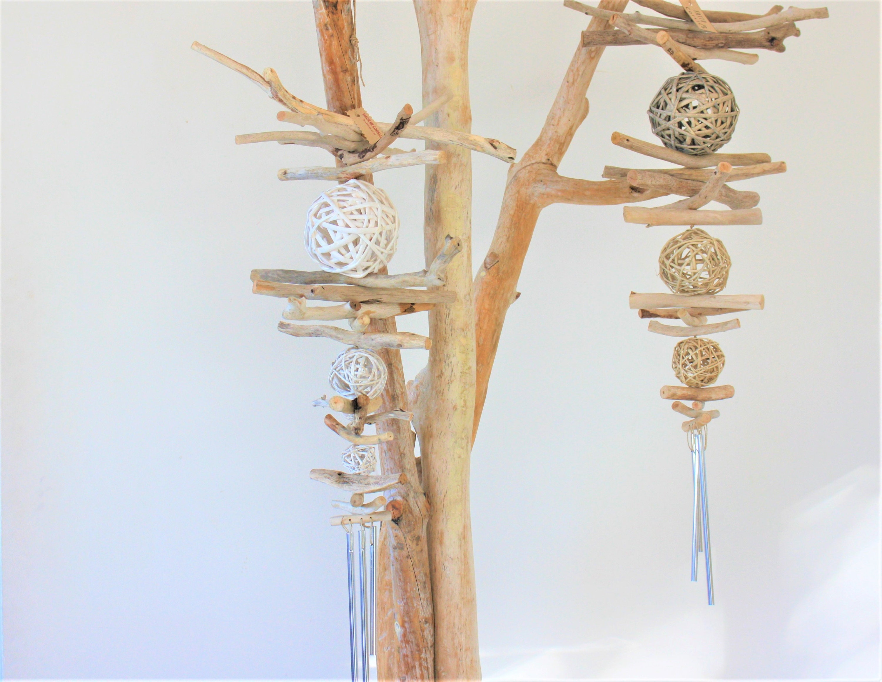 Suspension, Bois Flotté, Boules d'osier et Carillon.