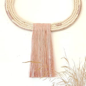 Ethnische Art-Deco-Wanddekoration, rosa-beige.